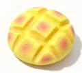 Vue détaillée d'un jouet squishy à rebond lent avec texture de pain jaune réaliste - Grand Pain à l'Ananas (15cm) / 1 Pièce / Jaune