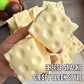 Detalle de primer plano de un juguete antiestrés realista con forma de queso suizo - Bloque de Queso (Con Sonido) / 6cm / Amarillo