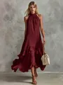 Elegantes burgunderrotes Neckholder-Maxikleid mit gestuftem Rüschensaum an einem Modell - S / Kleider / Burgunderrot