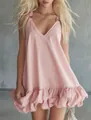 Detalle de un minivestido rosa con cuello en V, dobladillo con volantes y tirantes - XS / Vestidos / Rosa
