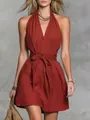 Vue détaillée d'une élégante robe rouge dos nu avec col en V pour les vacances d'été. - Rouge