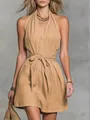 Détail d'une robe d'été licou élégante avec col en V et design de ceinture à la taille - Kaki