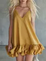 Detalle de un vestido mini amarillo con cuello en V, dobladillo con volantes y tirantes finos. - XS / Vestidos / Amarillo