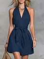 Détail de robe dos nu bleu marine à col en V avec ceinture nouée élégante - Bleu marine