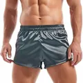 Detailaufnahme der dunkelgrauen Satin-Boxershorts für Herren mit Seitenschlitzen - S / Unterteile / Dunkelgrau
