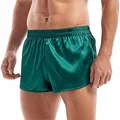 Detailansicht der smaragdgrünen Satin-Seidenboxer für Herren mit sexy Seitenschlitz. - S / Unterteile / Grün