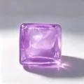 Detailaufnahme von einem durchscheinenden lila Malzzucker-Eiswürfel-Squeezy-Spielzeug. - Lila