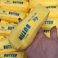 Giocattolo antistress squishy a forma di burro giallo con confezione realistica da 4 oz - Bastoncino di Burro al Formaggio Giallo (Con Suono) / 113 g / Giallo