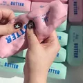 Giocattolo antistress a forma di burro nei colori rosa e verde, morbido e divertente. - Bastoncino di Burro al Formaggio Rosa (Con Suono) / 113 g / Rosa