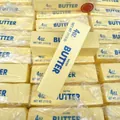 Detailansicht eines realistischen gelben Butter-Bar-Squishy-Spielzeugs zum Stressabbau - Butterrührstab