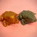 Realistic toad-shaped squeeze toy for stress relief and pranks, available in amber and green - Gold