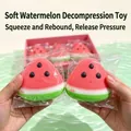 Detaillierte Ansicht eines wassermelonenförmigen Squishy-Spielzeugs in Plastikfolie - Große Wassermelone (OPP Beutel) / 10x8.5x5.5cm / Wassermelonenrot
