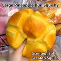 Dettaglio ravvicinato di un giocattolo squishy jumbo a forma di pane all'ananas a rilascio lento - Grande Panino all'Ananas (16cm) / Giallo