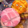 Dettaglio di un giocattolo squishy gigante a forma di panino all'ananas a rilascio lento - Panino all'Ananas / Giallo