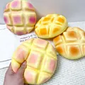 Détail d'un jouet squishy en forme de pain à l'ananas à rebond lent et texture douce - Taille 16cm / Rose