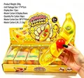 Detailoverzicht van jumbo squishy banaan met kleurrijk fruit interieur - Banaan Stijl