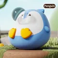 Gros plan d'un jouet anti-stress pingouin bleu avec un design original de bulle d'air - Style Pingouin / Env. 8cm