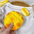 Vue détaillée de la texture réaliste d'un jouet antistress squishy mangue à rebond lent. - 12CM Pièce / Jaune