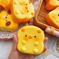 Primer plano de un juguete blandito squishy amarillo con rebote lento en forma de pan para el estrés - Pan de Molde Cerdo