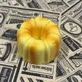 Gros plan détaillé montrant la texture douce et le fini réaliste du jouet squishy gâteau - Pain au miel