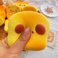 Primer plano de un juguete squishy de pan amarillo suave para aliviar el estrés y relajarse - Perro Tostada