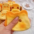 Primer plano detallato de un lindo juguete blando con forma de pan para aliviar el estrés - Gato en tostada