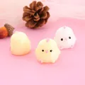 Vista detallada de tres lindos juguetes squishy con forma de pollito en amarillo y blanco. - Pollito Beige