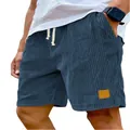 Vista detallada de los pantalones cortos de pana azul para hombre con cordón y parche. - S / Azul marino