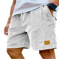 Gedetailleerde weergave van witte corduroy stoftextuur op casual herenshorts - Wit