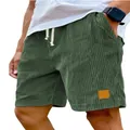 Gedetailleerd overzicht van de retro groene corduroy vrijetijdsshort voor heren - Donkergroen