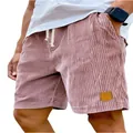 Detailopname van roze corduroy herenshorts met trekkoord en zachte textuur - Roze