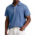 Polo homme classique bleu à texture denim porté avec un pantalon blanc élégant - S / Bleu
