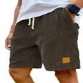 Gedetailleerd overzicht van bruine corduroy shorts voor heren met trekkoord in de taille. - koffiekleur