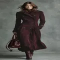 Elegante gabardina larga de ante burdeos para mujer con un diseño de doble botonadura - S / Rojo Oscuro