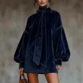 Détail d'une mini-robe en velours bleu marine avec col à nœud et manches bouffantes - S / Robes / Bleu marine