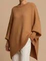Dettaglio maglione a mantella color cammello con scollo a giro e trama a costine morbida. - Taglia S / Top / Marrone