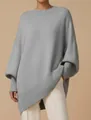 Primo piano di un maglione grigio oversize in maglia con eleganti maniche a pipistrello. - Taglia S / Top / Grigio