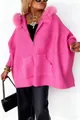 Detailansicht des rosa Oversize-Strickponchos mit Pelzkapuze und Reißverschluss - Fuchsia