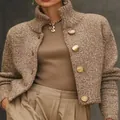 Strickjacke mit Stehkragen und goldenen Knöpfen in Erdbraun-Tönen - L / Oberteile / Camel