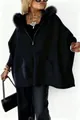 Detailaufnahme der schwarzen Strickjacke mit Kapuze und großem Kunstfellkragen. - XS / Oberteile / Schwarz