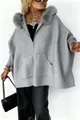 Übergroße graue Strickjacke mit Kapuze, Kunstpelzkragen und Reißverschlusstaschen am Model. - XS / Oberteile / Grau