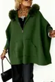 Detailansicht eines dunkelgrünen Oversize-Strickponchos mit Kapuze und Pelzkragen - XS / Oberteile / Grün