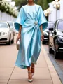 Elegante vestido de satén azul claro con un detalle de broche de flor de perlas - XS / Vestidos / Azul cielo