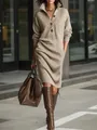 Detalle de un vestido midi de punto acanalado beige con cuello de polo y botones. - S / Vestidos / Caqui