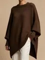 Detailansicht eines übergroßen braunen Rundhals-Strickponchos für Damen mit Saum - Dunkelbraun