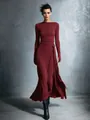 Vista dettagliata di un elegante abito lungo bordeaux con scollo a barca e nodo in vita - Taglia S / Vestiti / Rosso