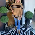 Κομψό γυναικείο πλεκτό πουλόβερ με ψηλό λαιμό, μανίκια νυχτερίδα και μαύρες ρίγες σε κάμελ. - S / Tops / Καμηλό
