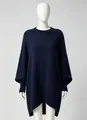 Detailansicht eines dunkelblauen Oversize-Pullovers mit Rundhalsausschnitt auf Mannequin - Marineblau