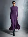 Elegante abito lungo viola con scollo a barchetta e nodo in vita indossato da modella di moda - Taglia S / Vestiti / Viola