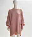 Oversize-Strickpullover in Rosa mit Rundhalsausschnitt und lockerer Passform auf Puppe - Rosa
